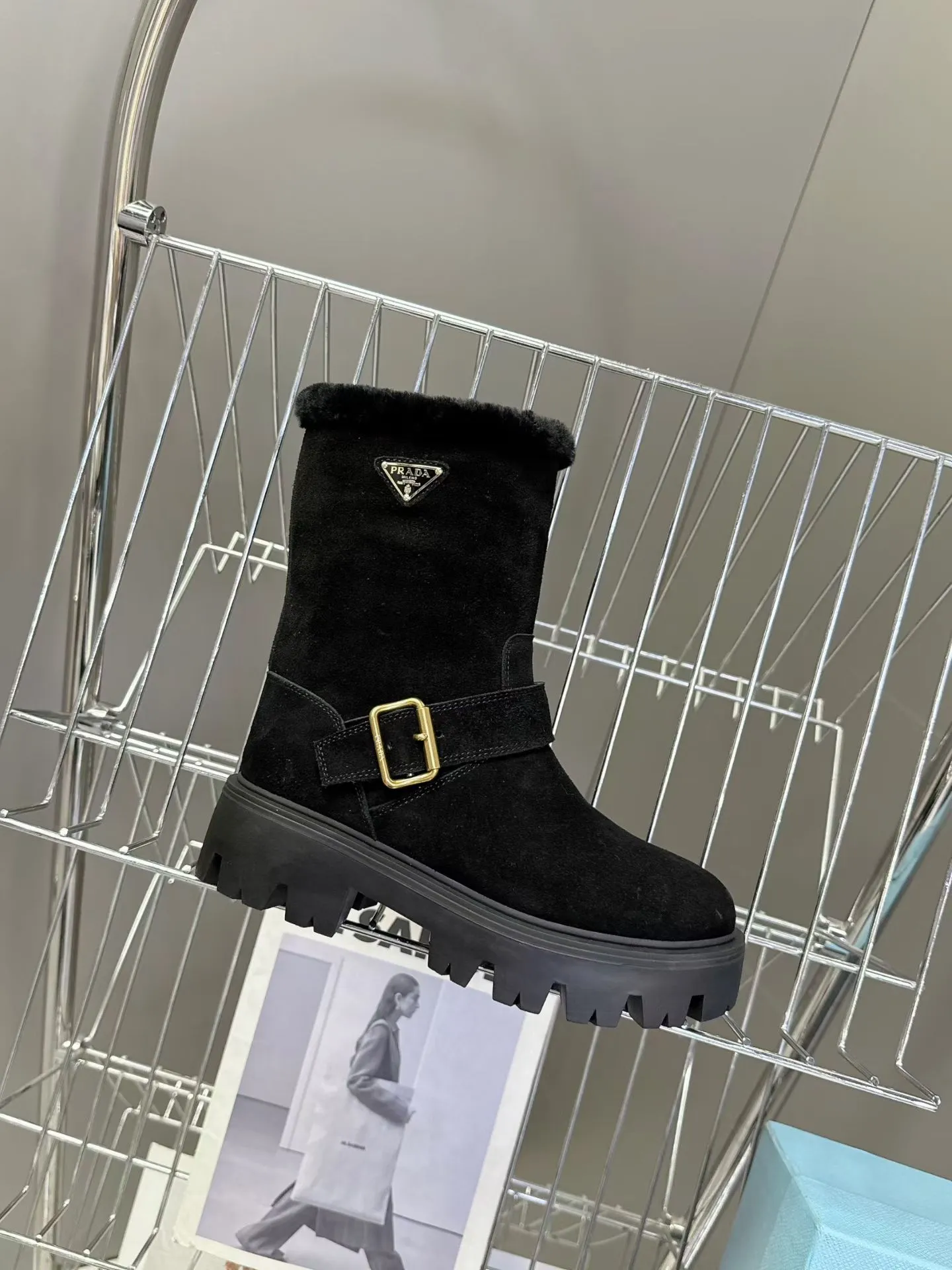 👟👟Ex-factory price 660👟👟 PRADA Prada's latest fall and winter triangular logo slip-on furry boots. There are many celebrities and Internet celebrities. A series that cannot be bought in winter. It is definitely this year's big hit. It is very good-looking. Simple upper design. Highly brand-recognizable triangle logo embellishment. Full of details. The upper foot is large and slim, and the legs are slim. This piece is just right. The outsole height is 5CM, which can instantly increase your height. It is a perfect tool for heightening. The whole series uses a variety of imported materials: polished and waxed calf leather, high mercerized cow suede, real wool lining, super warm, original combined rubber foam outsole, light and comfortable, Size: 35-41 (40 41 customized, non-refundable) 3044